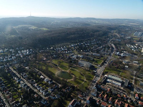 Von oben: Ein Luftbild mit Bürgerpark, Oetkerhalle und alter FH. - © Wittig