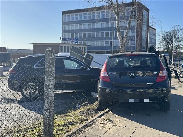 Die Fahrerin des Hyundai i30 wurde durch den Zusammenstoß gegen einen parkenden Mercedes geschleudert. Dabei wurde die 40-Jährige schwer verletzt. - © Paul Brinkmann