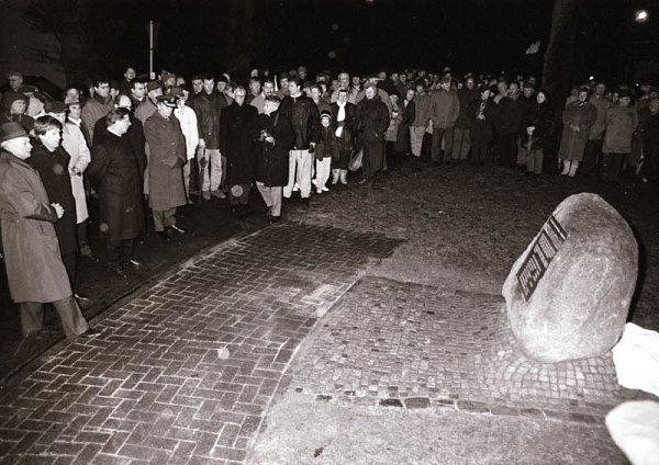 Gedenken: Am 16. Dezember 1993 wurde der Gedenkstein eingeweiht. Daran nahmen viele Oppendorfer teil, aber auch Vertreter der britischen Armee. - © Archivfoto: Joern Spreen-Ledebur