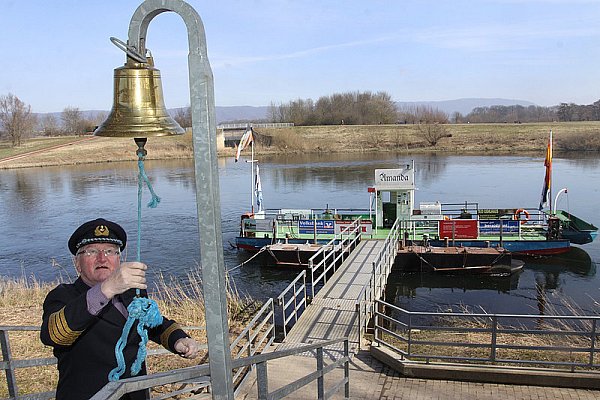 In Rehme setzt die "Amanda" über die Weser und bringt Radfahrer und Fußgänger von A nach B. - © FOTO: ULF HANKE