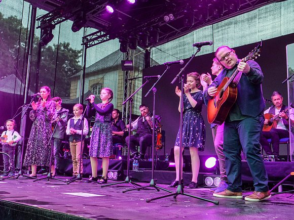 Angelo Kelly und seine Familien treten beim Irish Summer-Konzert im Marstall-Innenhof des Neuhäuser Schlosses auf. - © Ralph Meyer