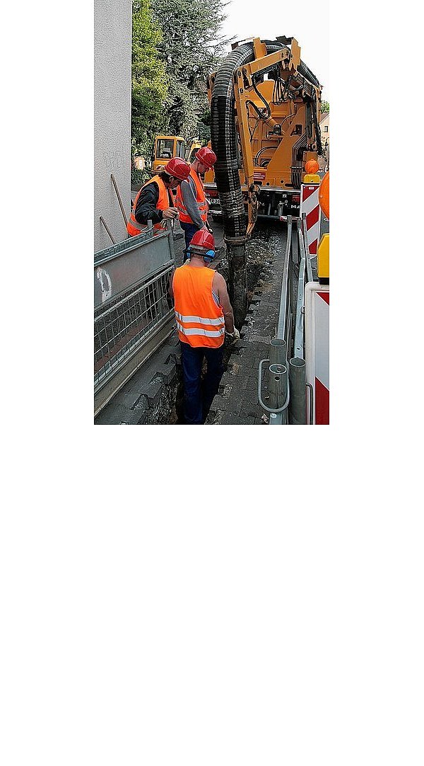 Menderes Cankaya hat das Pflaster aufgenommen. Ingo Schmidt steuert über eine Fernbedienung den Saugbagger. Roland Micklich (v.l.) lockert den Aushub bei Bedarf. - © FOTOS: POK