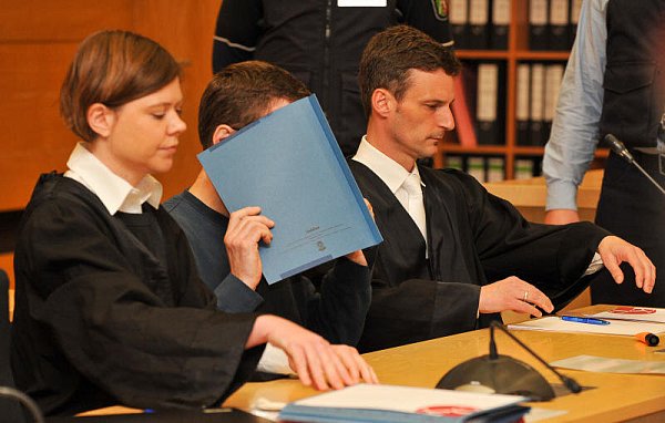 Der Angeklagte zeigt während der emotionalen Aussagen der Zeugen keine Regung. - © Christian Mathiesen