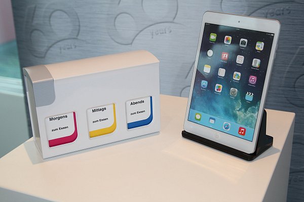 Neue Produkte: Han-Bürogeräte stellt nicht nur Artikel her, die für Ordnung im Papierstapel sorgen. Als Alltagshilfen sollen auch ein Medikamentensortierer (l.) und ein Tablet-Halter (r.) dienen. - © Nora Pfützenreuter