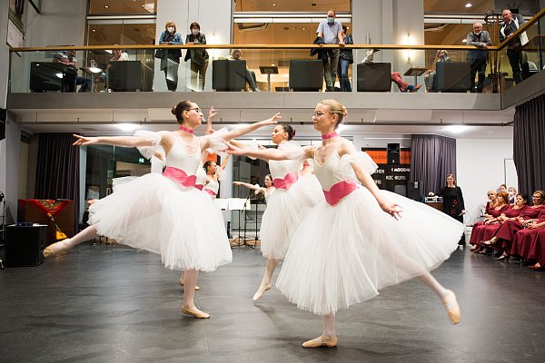Der Abend mit Tanz und Musik im Elsbach-Haus Herford ist seit Jahren ein Publikumsmagnet. Hier verzaubern Schülerinnen der Balletschule Witte das Publikum mit klassischem Ballett. - © Ralf Bittner