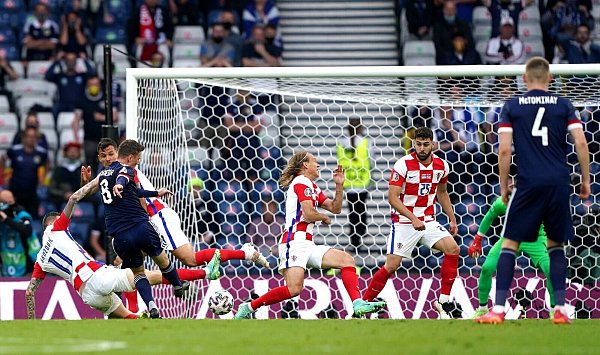 Schottlands Callum McGregor (l) erzielt das 1:1. - © Andrew Milligan/PA Wire/dpa