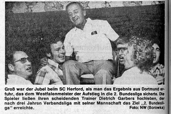 Großer Jubel: Als die Nachricht kam, dass der SC Herford den Aufstieg in die 2. Bundesliga geschafft hat, ließen die Spieler ihren Trainer Dieter Garbers hochleben. Fotos: NW-Archiv (Borowka) - © Frank-Michael Kiel-Steinkamp
