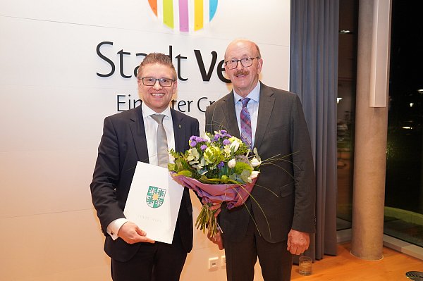 Robin Rieksneuwöhner (l.) und der erste stellvertretende Bürgermeister Josef Dresselhaus. - © Elke Hänel/Stadt Verl