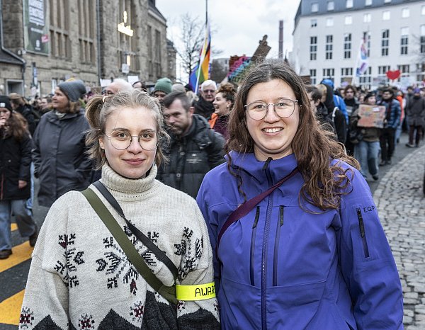 Amelie Schulz (l.) und Lina Strotmann von "Students für future" haben die Demo organisiert. - © Jörg Dieckmann