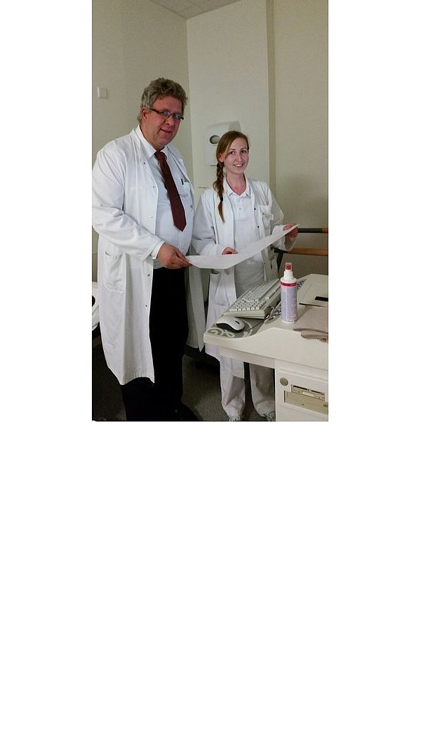 Medizin-Studentin Wilja Rempel und ihr Warburger Ausbilder Dr. Stephan Lindemann. - © FOTO: PRIVAT