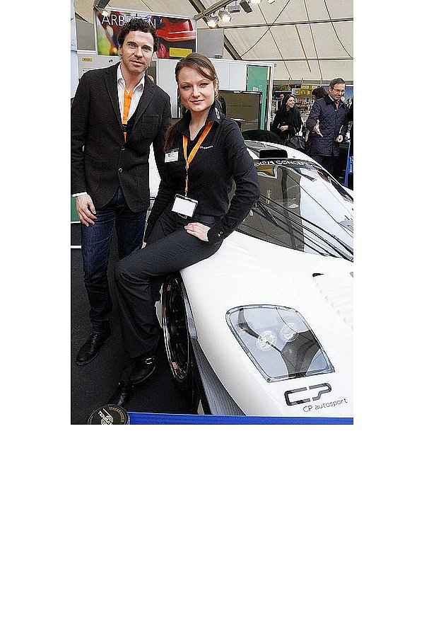 Patrick Lüke und Irene Eberling präsentieren den Mosler. Die Karosserie kommt aus Florida, Fahrwerkstechnologie und viele Komponenten von CP Autosport. - © FOTO: KARL FINKE
