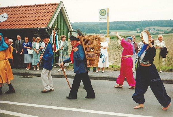 Mit Haremsdamen: So zog man vor 25 Jahren durchs Eggetal. Repro: Cornelia Müller - © Cornelia Müller