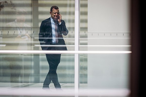 Unter Druck: Die Aufarbeitung der Maskendeals von Jens Spahn (CDU) in der Corona-Pandemie belastet die Koalition. - © Kay Nietfeld/dpa