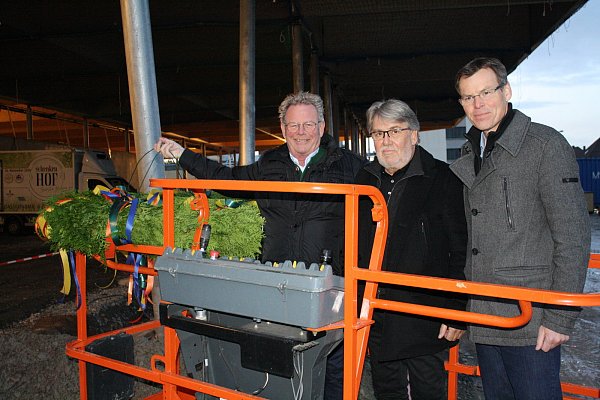 Gleich geht es mit dem Hubwagen hoch aufs Dach: Bauherr Burckhard Kramer

hält den Richtkranz bereit, ihm zur Seite stehen Architekt Joachim Oehme

(Mi.) und Reiner Schenke, der den Lebensmittelmarkt betreiben wird. - © Wilhelm Dick