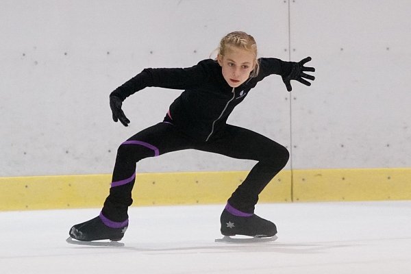 Fiebert ihrem großen Auftritt entgegen: Die neunjährige Leony Hinz trainiert fleißig – besonders für den Doppelsalchow. - © Peter Unger