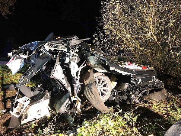 Das Fahrzeug ist völlig zertrümmert worden. - © Feuerwehr Hövelhof