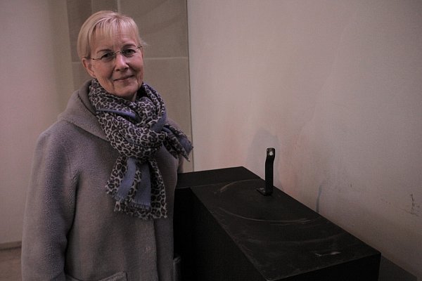 Marion Reinkemeier, Leiterin der Kirchenverwaltung, an dem nunmehr leeren Podest, auf dem die Pietá befestigt war. - © Matthias Gans