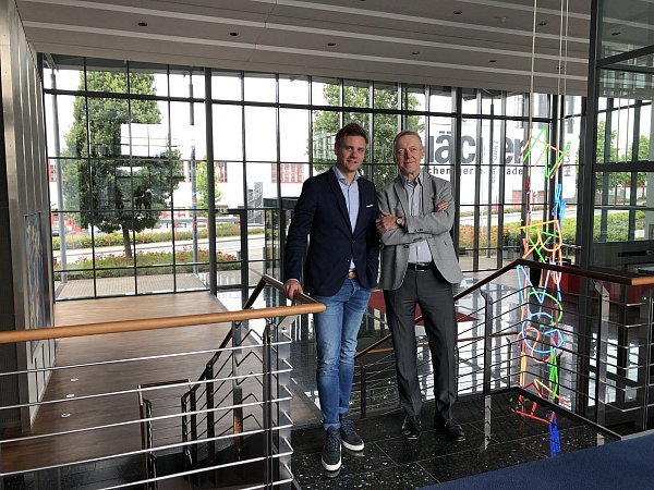 Bilden ein fachkundiges Duo: Alexander Müller (l.) und Gerd Johanniemann führen die SV Rödinghausen Fußball GmbH. - © SV Rödinghausen