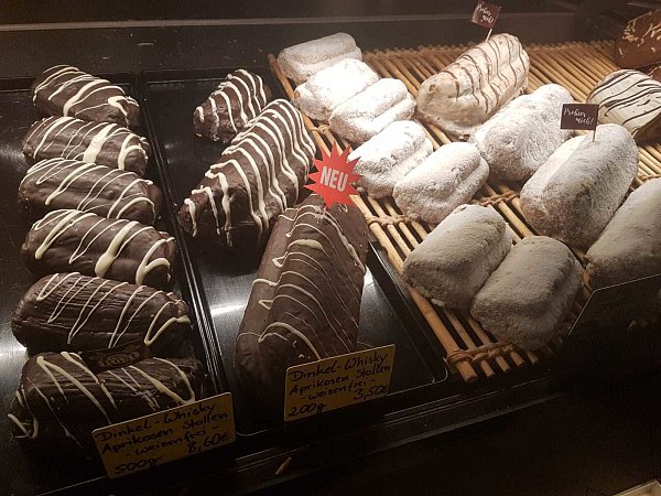 Stollen sind in der Vorweihnachtszeit ein echter Renner in der Bäckerei Rost. Zwischen vier verschiedenen Sorten haben die Kunden die Qual der Wahl. - © Rost