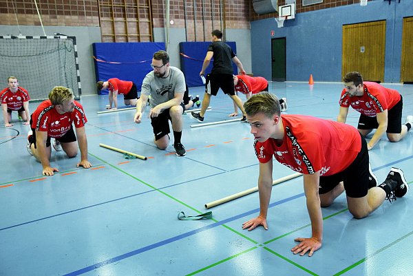 Athletiktraining: Stephan Just (graues Shirt) legte in der ersten Einheit Wert auf saubere Bewegungsausführung. - © Barbara Franke