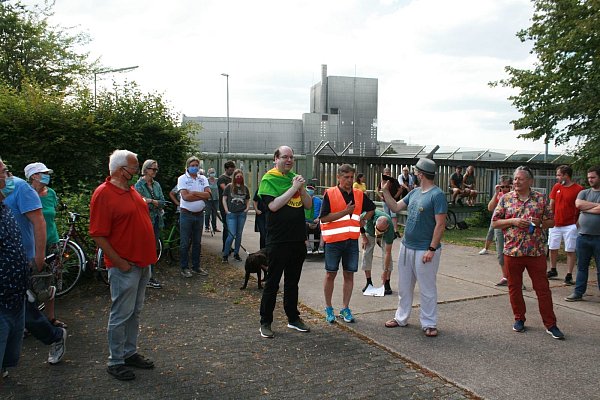 Gisbert Bläsing (Fraktionsvorsitzender der Grünen Rat Beverungen, v. l.), Landtagsabgeordneter Christian Meyer (Kreisvorsitzender Grüne Holzminden), Gerd Henke (Vorsitzender Atomfreies
3-Ländereck), Dirk Wilhelm und Peter Ruhwedel (Vorstandsmitglied Grüne Holzminden) machen Station vor dem Tor des Atomkraftwerkes. - © Gerd Henke