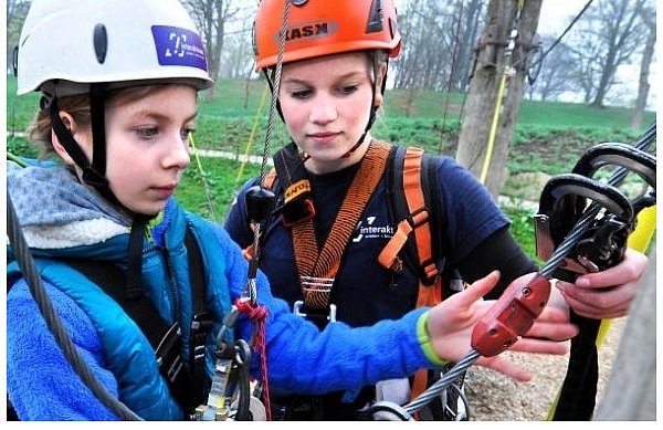 Ina Borgstedt (l.) war schon einmal im Kletterpark. Die Elfjährige lässt sich von Catha Baier den Umgang mit Karabiner und Seil erklären. - © FOTO: BARBARA FRANKE