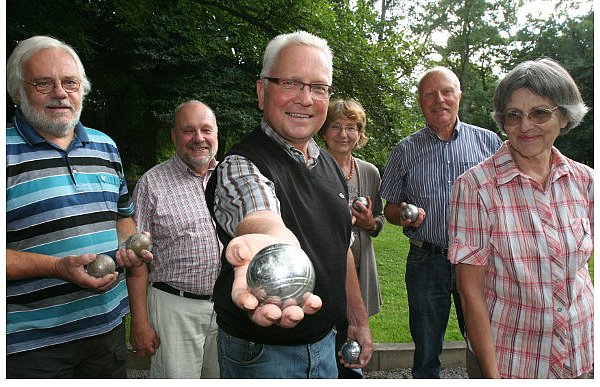 Dirk Löbbe, Manfred Schwarz, Detlef Schäffer, Margret Giesselmann, Gerd Giesselmann und Inge Walkenhorst (v. l.) treffen sich unter dem grünen Blätterdach in der Maiwiese zum Boule-Spielen. - © Foto: Ekkehard Wind
