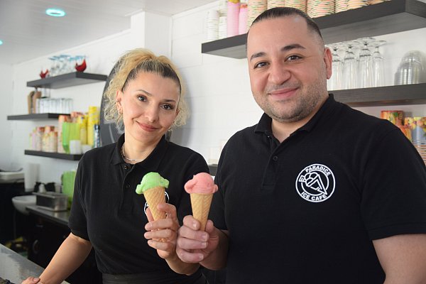 Sevda und Engin Gülay suchen einen Nachfolger für ihr Eiscafé an der Langen Straße in Spenge. - © Mareike Patock
