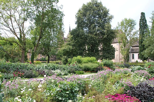 Der Remtergarten am Schloss Corvey ist zu jeder Jahreszeit ein Anziehungspunkt für Gartenfreunde. - © Huxarium