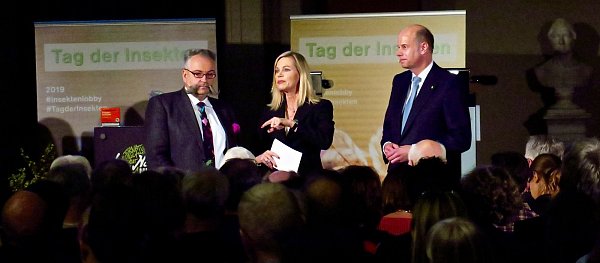 Professor Johannes Vogel (l.) leitet das Museum, Hans-Dietrich Reckhaus (r.) ist Insektenverichtungsmittelhersteller - und gleichzeitig Insektenschützer. Nina Ruge moderierte in Berlin. - © Kurt Ehmke