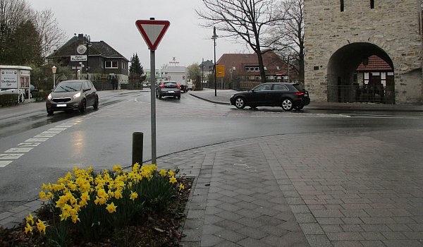 Gefährliche Kreuzung: Wo der Wallgraben in die Lange Straße mündet, fehlt den Eltern ein sicherer Überweg. - © Marco Schreiber