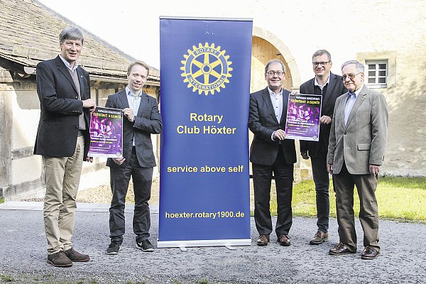 Laden ein: Benedikt Nesseler (Präsident des Rotary-Clubs Höxter, v. l.), Musiker Michael Ziethen, Helmut Frieden, Frank Sievers und Karlheinz Meyer (alle Rotary-Club). - © Madita Schellenberg