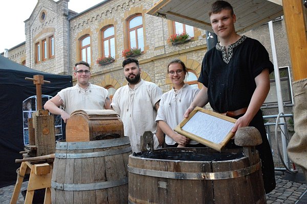 Wie früher: Marc Onken (v. l.), Rodi Sulaiman, Lena Lindemeier und Matthis Bartsch von der „Papierery“ der Papiermühle Hillegossen schöpfen Papier. - © Karin Prignitz
