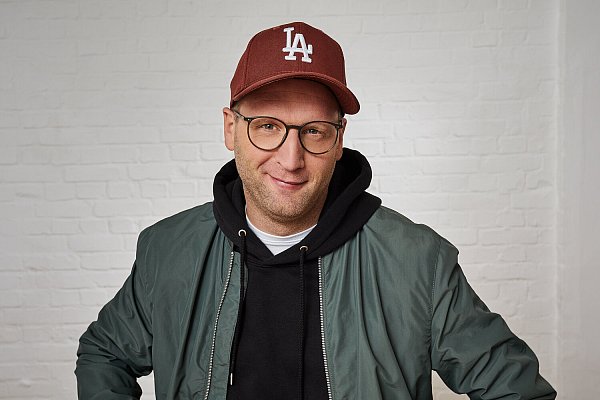 Benni Stark ist ein deutscher Comedian aus Schleswig-Holstein, der zuvor viele Jahre als Herrenausstatter im Einzelhandel gearbeitet hat und seine Erfahrungen aus dieser Zeit heute mit norddeutschem Humor auf die Bühne bringt. - © www.manuelberninger.de