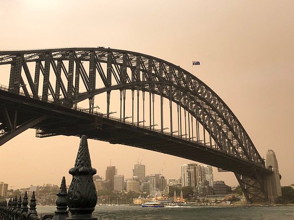 Die Baybridge in Sydney: Der Qualm der Buschfeuer färbt den Himmer rostbraun. - © picture alliance