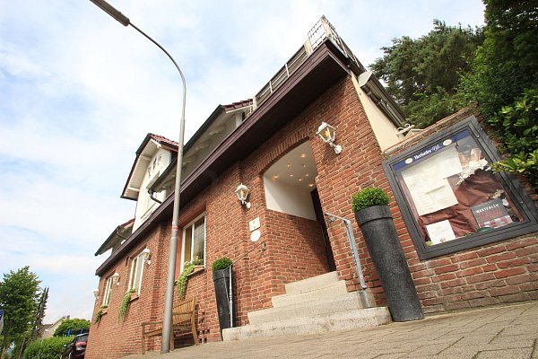 Rot verklinkert: Das Restaurant Am Osterfeuer im Hellerweg in Herford. - © TOBIAS SCHREINER