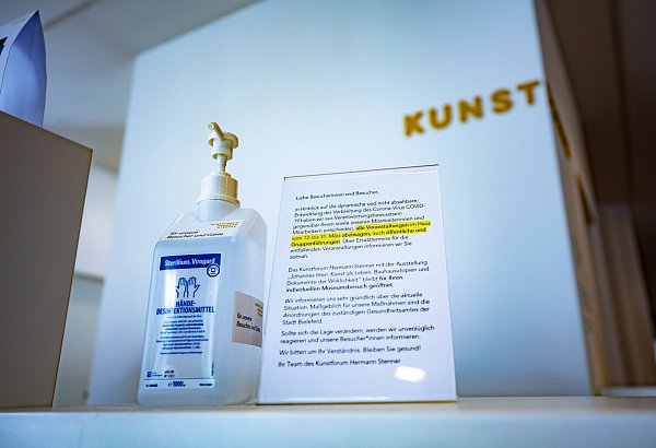 Das Desinfektionsmittel - auch für die Besucher - steht im Stenner-Forum auf dem Kassentresen. - © Mike-Dennis Müller