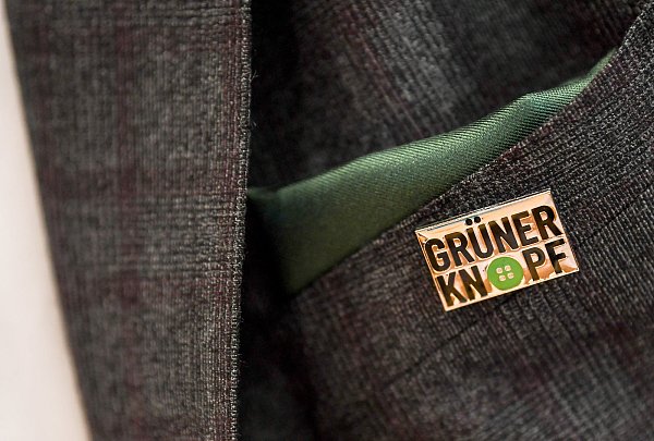 Mit dem neuen staatlichen Siegel will Bundesregierung über Grenzen hinweg soziale und ökologische Standards voranbringen. Dem Gütersloher Textilunternehmer Reinhard Maas geht der "Grüne Knopf" jedoch nicht weit genug - er will ihn nicht haben. - © Britta Pedersen