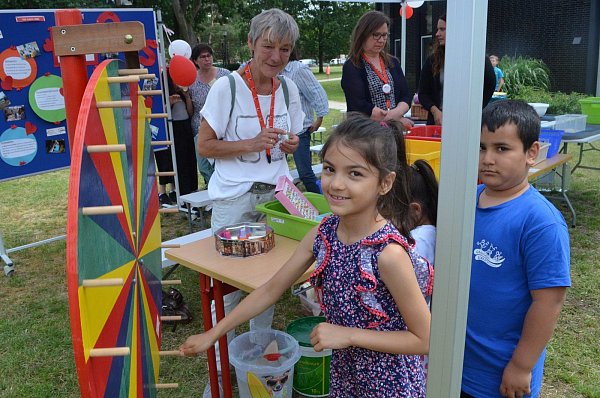 Glücksrad: Falia (7) probiert es auf dem AWO-Fest zum 100-jährigen Bestehen. - © Sibylle Kemna