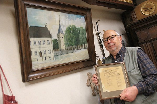 Uli Pieper kennt sich mit Nieheims Stadtgeschichte bestens aus und mag im Museum besonders das Bild eines Entruper Architekten, das Kirche und Rathaus zeigt. - © Madita Schellenberg