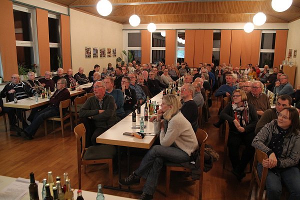 Weit mehr als 100 Bürgerinnen und Bürger aus allen Ortsteilen Hüllhorsts verfolgten die Ausführungen Thobens und diskutierten anschließend angeregt miteinander. - © Klaus Frensing