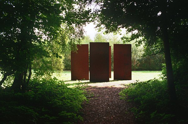 Auch ein Ort für ein Picknick: Der Skulpturenpark von Wilfried Hagebölling.  - © Holger Kosbab
