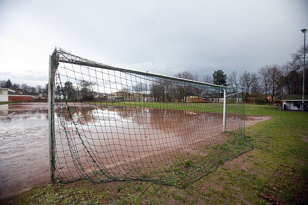 Der Fussballplatz Kupferhammer inn Bielefeld ist ein sogenannter Glatzenplatz. In der Mitte Asche und an den Seiten Rasen. - © Oliver Krato