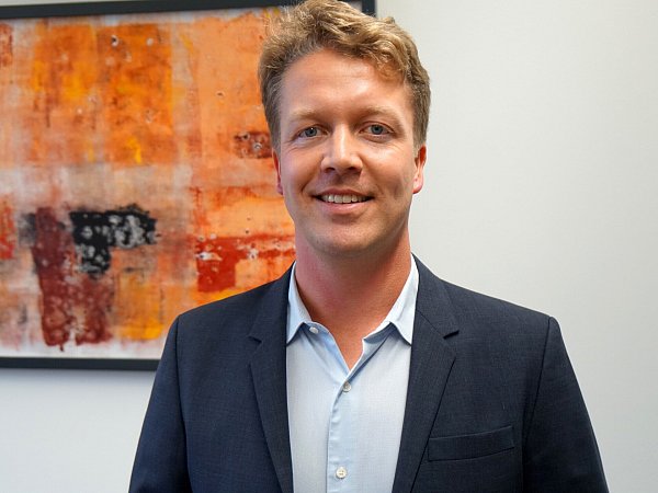 Der Wirtschaftswissenschaftler Julian Hinz lehrt an der Universität Bielefeld. - © Universität Bielefeld