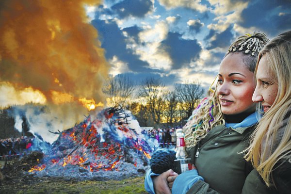 Beliebter Treffpunkt: An den Feiertagen nutzen viele die Möglichkeit, in geselliger Runde das Osterfeuer zu genießen. - © Sarah Jonek