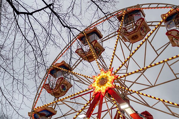 Auch zum Paderborner Weihnachtsmarkt 2025 dreht sich das Riesenrad. - © Lena Henning