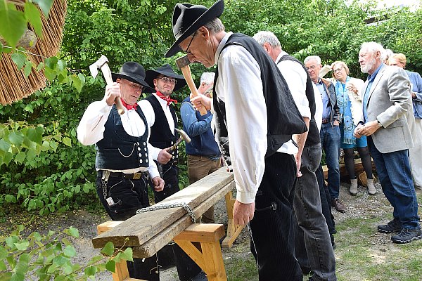 Hillebille heißt die Tradition der Zimmerleute, die im Rhythmus aufs Holz schlagen. Viele Besucher schauen interessiert zu.? - © Karin Prignitz