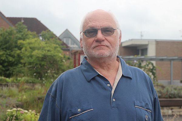 Detlef Klute hilft Geflüchteten bei Behördengängen. Dabei hat er schon bizarre Erfahrungen gemacht. - © Jan-Henrik Gerdener