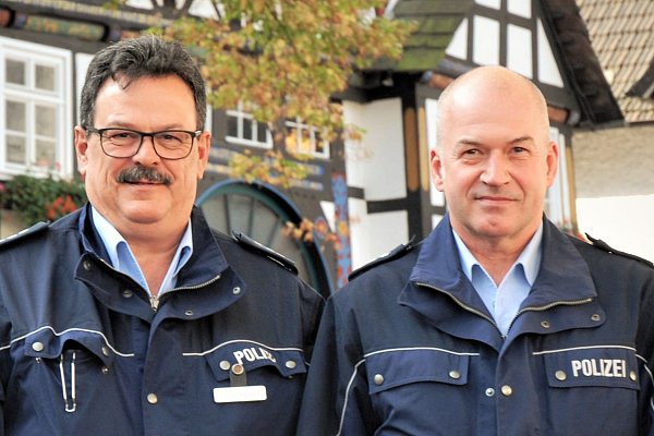 Bezirksbeamte in Beverungen: Die Polizeihauptkommissare Ansgar Köhler und Hermann Gaide. - © Polizei
