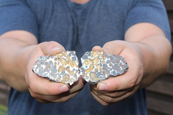 Stein und Metall: Dieser Meteoritenteil besteht aus Stein und Eisen. Die Teile aus Schweden stammen nur aus Metall. - © Amina Vieth